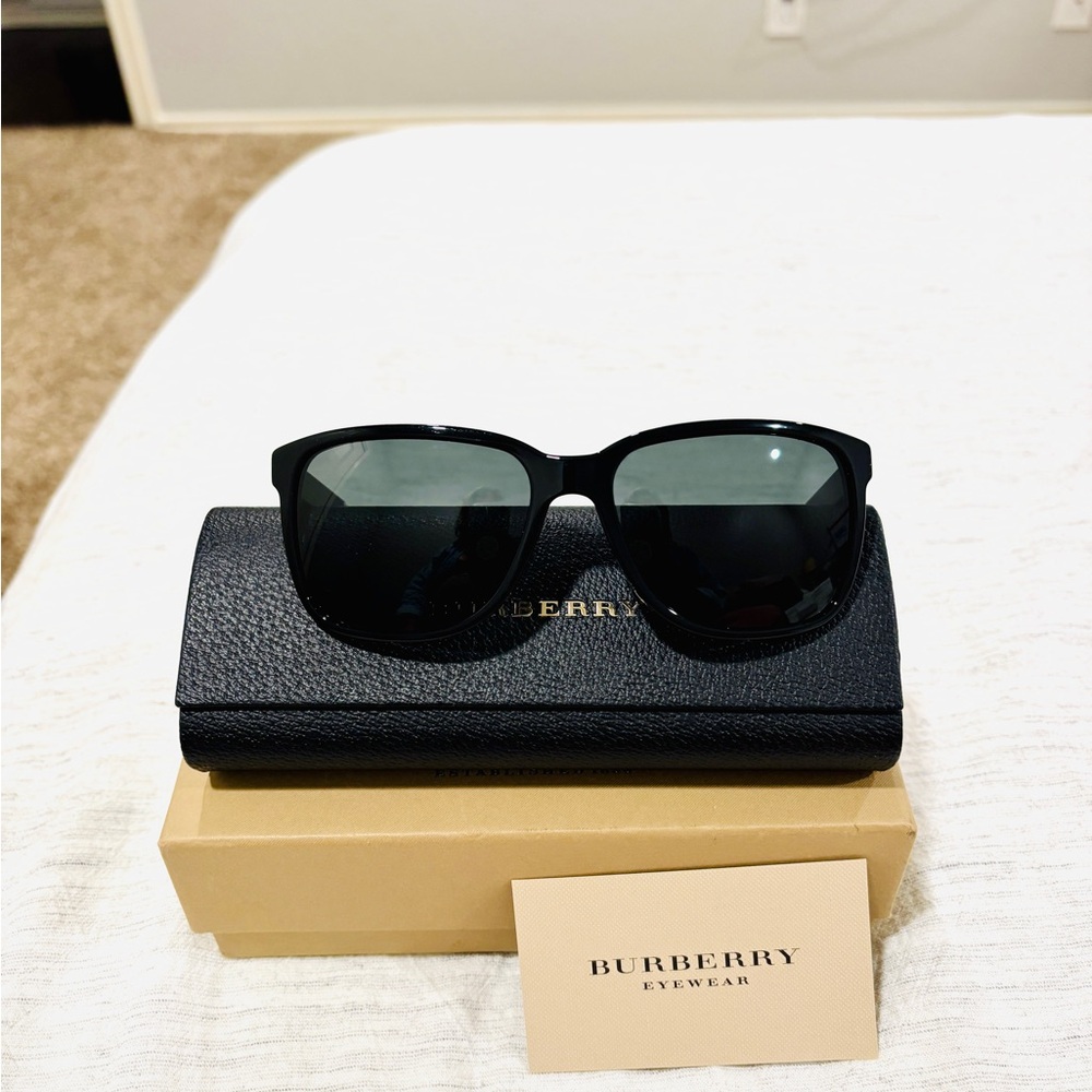 Burberry Heritage Square Sunglasses BE4181 NIB